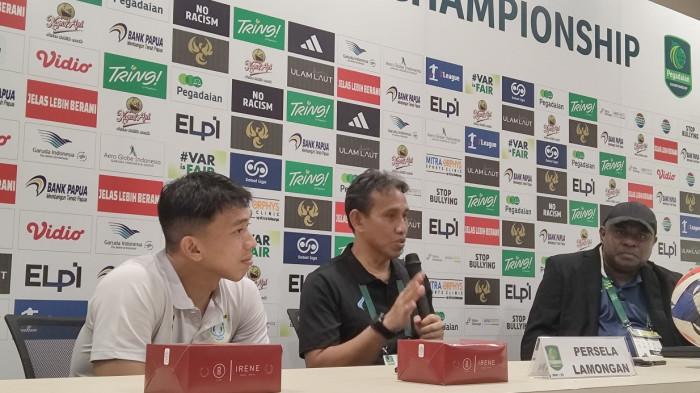 PERSELA - Pelatih kepala Bima Sakti dan pemain Persela, Rafiud Drajat, memberikan keterangan kepada awak media usai laga melawan Persipura Jayapura di Stadion Lukas Enembe, Sabtu (11/4/2026). (Yulianus Magai/Tribun Papua)