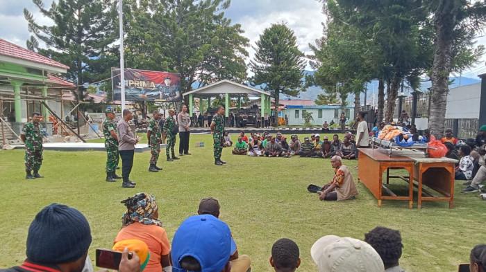 JENAZAH DI KODIM - Pihak keluarga membawa jenazah dengan tandu dan menaruhnya di depan Markas Kodim 1702/Jayawijaya, Rabu, (12/11/2025). Korban diduga pukul dan ditembak oleh 1 oknum anggota kodim hingga meninggal.(Foto media sosial WA group)