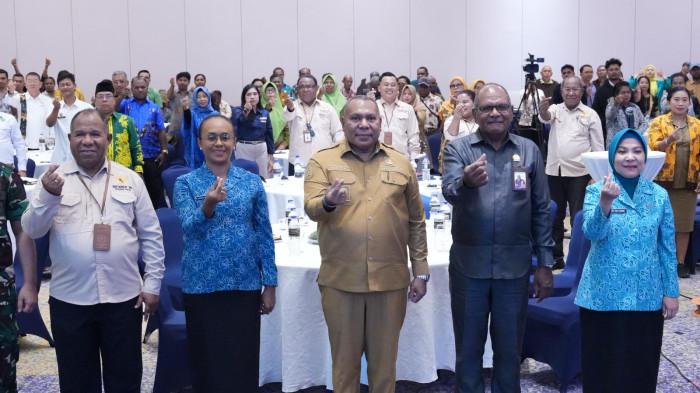 INFO PAPUA - Kepala Perwakilan BKKBN Papua, Sarles Brabar saat foto bersama usai kegiatan penandatanganan perjanjian kerjasama antara Kementerian Kependudukan dan pembangunan keluarga Perwakilan Provinsi Papua di Hotel Suni Abepura Selasa (14/4/2026).