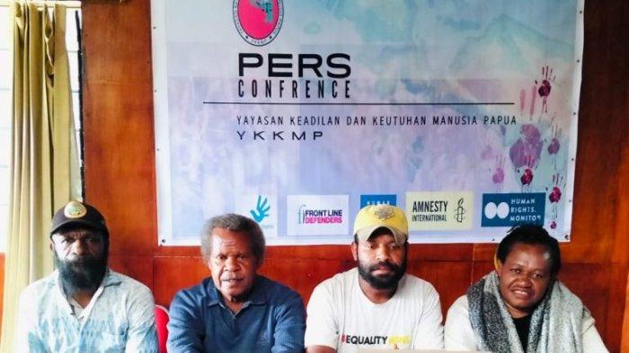 KAMTIBMAS JAYAWIJAYA : Suasana saat melakukan Jumpa Pers di sekretariat Yayasan keadilan dan Keutuhan Manusia Papua (YKKMP) Wamena Papua Pegunungan, Minggu, (8/6/2025). Direktur YKKMP Theo Hesegem (kedua dari kiri).