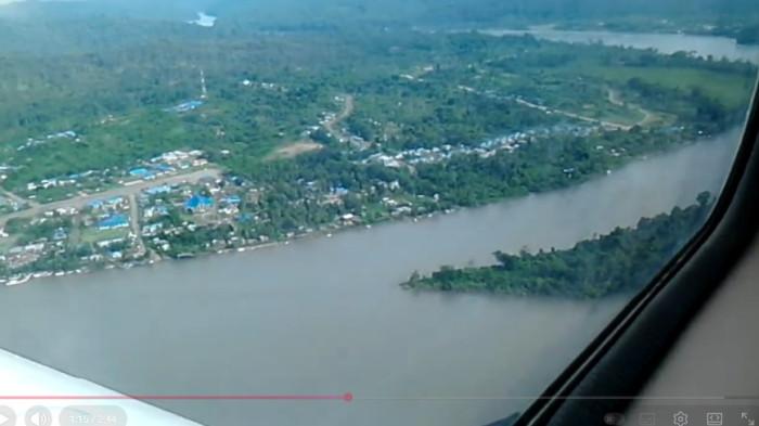 MAMBERAMO RAYA – Dokumen Sungai Mamberamo Raya beberapa waktu lalu. Sungai dengan arus deras ini, mejadi nadi kehidupan sekaligus menjadi ancaman untuk masyarakat di sana.