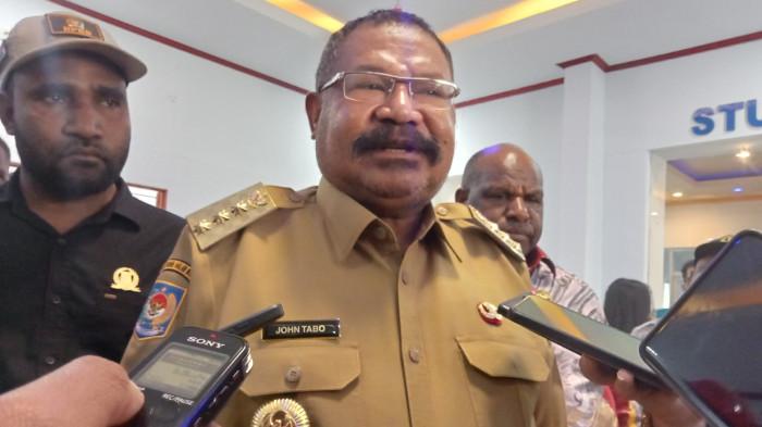 Gubernur John Tabo Hentikan Pungli Kargo Bandara Wamena