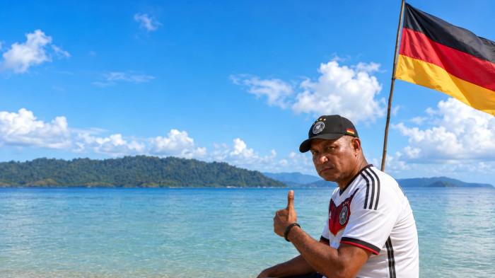 Warga Nabire Pilih Cat Perabotan Rumah Sesuai Warna Khas Timnas Jerman