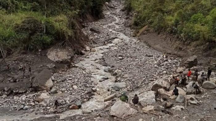 BANJIR DI NDUGA - Tampak tim SAR gabungan sementara melakukan pencarian terhadap korban di Kali Panpan, Nduga.