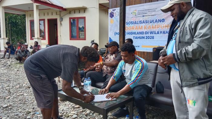 PROGRAM YPMAK - Pengurus Pokja Wilayah Belakang Keuskupan kembali dipercaya masyarakat untuk memimpin pada 2026 setelah YPMAK menggelar sosialisasi ulang Program Kelompok Kerja (Pokja) Kampung Highland Wilayah Kota di SP 2, Kabupaten Mimika, Jumat (12/6/2026). (Feronike Rumere).