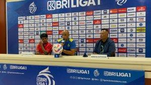 1-Pelatih-Barito-Putera-Vitor-Tinoco-memberikan-keterangan-pers-u.jpg