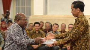 25042022-lukas_enembe_dan_jokowi.jpg