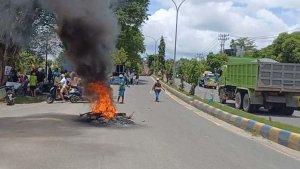 AKSI-MASSA-Massa-bakar-ban-dukung-putusan-MR.jpg