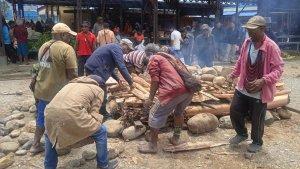 Aktivitas-Pasar-Sinakma-Awali-Dengan-Bakar-Batu-Babi.jpg