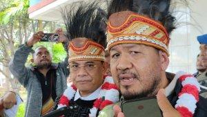 Anggota-DPR-RI-dari-Partai-NasDem-Robert-Rouw-kanan.jpg