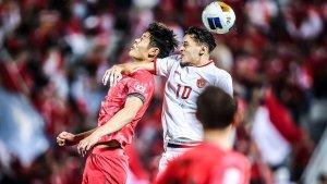 BEREBUT-BOLA-Bek-Indonesia-Justin-Hubner-melakukan-duel-udara.jpg