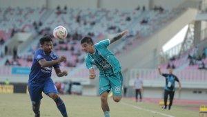 papua/BEREBUT-BOLA-Gelandang-PSBS-Biak-Abel-Arganaraz-berebut-bola-d.jpg