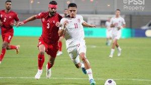 BEREBUT-BOLA-Penyerang-Indonesia-Ragnar-Oratmangoe.jpg