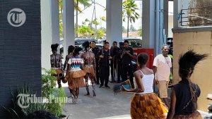 BERJAGA-Tampak-sejumlah-anggota-polisi-berjaga-jaga-di-l.jpg