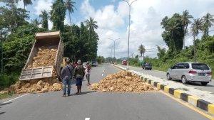 BLOKADE-Keluarga-Merauje-kembali-memblokade-jalan-raya-Holtekamp.jpg