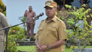 Bupati-Biak-Numfor-Markus-Mansnembra-saat-pimpin-apel-ASN-Senin-892025.jpg