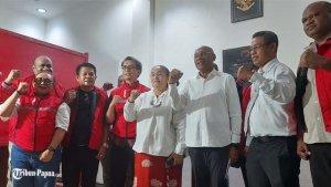 Calon-Gubernur-Papua-Benhur-Tomi-Mano-dan-istri.jpg
