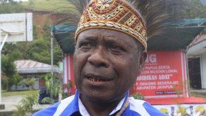 Direktur-Sekolah-Adat-Negeri-Papua-Origenes-Monim.jpg