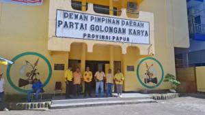 Foto-di-depan-Gedung-Golkar-Papua.jpg