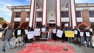 Front-Justice-For-Tobias-Silak-bersama-Penasehat-Hukum-ata.jpg
