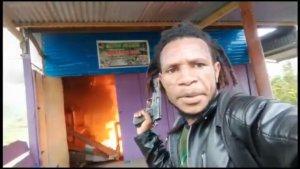 KKB-saat-lakukan-pembakaran-di-Kampung-Yapimakot.jpg