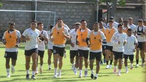 LATIHAN-PSBS-Biak-akan-bentrok-kontraPer.jpg