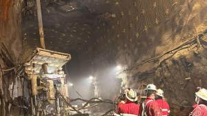 LONGSOR-FREEPORT-Tim-penyelamat-bekerja-kera.jpg