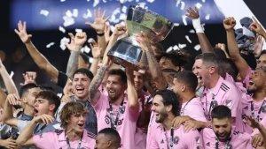 Lionel-Messi-merayakan-membawa-Inter-Mi.jpg