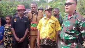 MAYBRAT-Dansatgas-Yonif-133-saat-Temui-Masyarakat-yang-Mengungsi-2-Tahun-di-Hutan.jpg