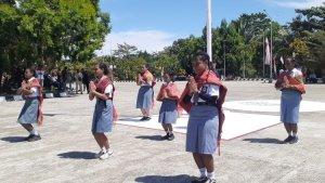 MENARI-Enam-pelajar-SMA-Papua-Kasih-menarikan-Tortor-Batak-di-sela-memperinga.jpg