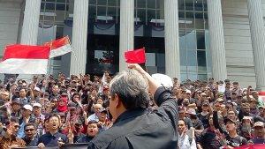 Massa-saat-orasi-di-depan-Gedung-Mahk.jpg