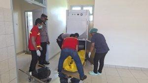 PENEMUAN-JENAZAH-Polisi-saat-mengevakuasi-jenazah-Te.jpg