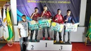 Para-juara-lomba-bulutangkis-menerima-medali-emas-per.jpg