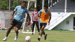 Para-pemain-PSBS-Biak-saat-berlatih-di-lapangan-Gelora-Samud.jpg