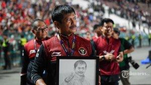 Pelatih-Timnas-U-22-Indonesia-Indra-Sjafri-memegang-potret-dirinya-usai-kalahkan-Thailand.jpg
