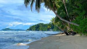 Pemandangan-pantai-di-Kepulauan-Kumamba-Kabupaten-Sarmi-Papua.jpg