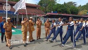 Penjabat-Bupati-Jayapura-Triwarno-Purnomo-saat-mengangkat-bendera.jpg
