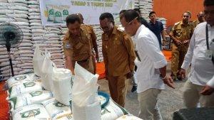 Pj-Wali-Kota-Jayapura-Frans-Pekey-bersama-a.jpg