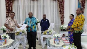 Plt-Sekda-Biak-serahkan-SK-Pejabat-Sementara-Direktur-PDAM-Biak-ke-Sarles-M-Makuker.jpg