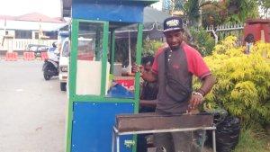 Putra-asli-Papua-Vredy-Itlay-saat-menjalankan-usaha-sate-babi.jpg