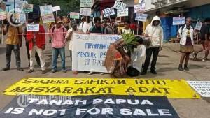 ROTES-Solidaritas-Mahasiswa-Papua-menggelar-aksi-mimbar-b.jpg