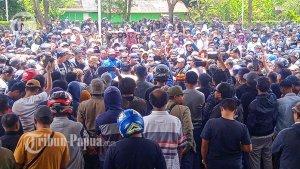 Ratusan-masyarakat-Wamena-menggelar-aksi-di-depan-Kantor-DPRD-Jayawijaya.jpg