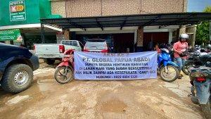 Spanduk-bertuliskan-penolakan-terbentang-di-depan-kantor-PT-Global-Papua-Abadi.jpg