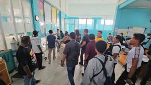 Suasana-di-RSUD-Nabire-saat-evakuasi-korban-penembakan-KKB-di-Kali-Semen-Jumat-17102025.jpg
