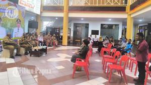 Suasana-saat-puluhan-warga-Kota-Jayapura-saat-menya.jpg
