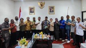Wakil-Ketua-DPD-RI-Yorrys-Raweyai-bersama-Anggota-DPR-RI-Lis-Tabu.jpg