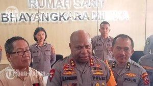 apolda-Papua-Irjen-Mathius-Fakhri-memberikan-ke.jpg