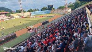 ibuan-penonton-memberi-dukungan-kepada-Persipura-saat-menja.jpg