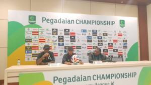 la-Persipura-Ricardo-Salampessy-tengah-dan-Boaz.jpg