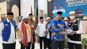 penyerahan-alquran-kepada-jemaah-haji.jpg